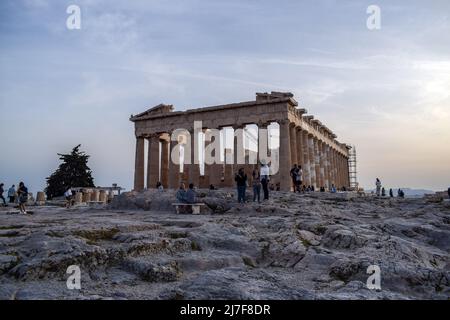 I turisti visitano il Partenone presso il sito archeologico dell'Acropoli di Atene seguendo la facilità delle misure contro il COVID-19. Foto Stock