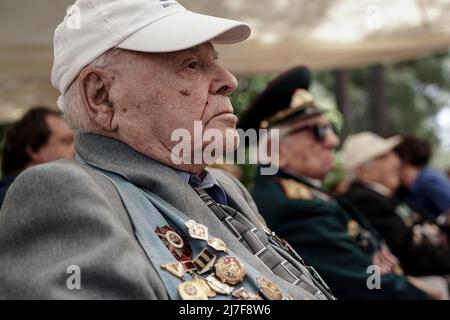 Gerusalemme, Israele. 9th maggio 2022. I veterani e i discendenti della seconda Guerra Mondiale di tutto il Paese si riuniscono al Monumento ai soldati ebrei nell'Armata Rossa durante la seconda Guerra Mondiale nel cimitero militare sul Monte Herzl a Gerusalemme, alcuni nelle loro uniformi della seconda Guerra Mondiale con medaglie, decorazioni e nipoti che celebrano la vittoria degli alleati sulla Germania nazista. Il primo Ministro Bennett ha dichiarato di rifiutare una richiesta da parte dell'Ucraina di cancellare le cerimonie, segnando una delle più importanti festività secolari della Russia, dimostrando solidarietà con la vittoria dell'Armata Rossa. Credit: NIR Alon/Alamy Live News Foto Stock