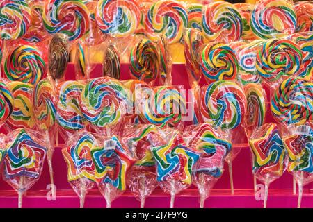 Lollipop colorati in mostra al mercatino di Natale di Hyde Park Winter Wonderland a Londra Foto Stock