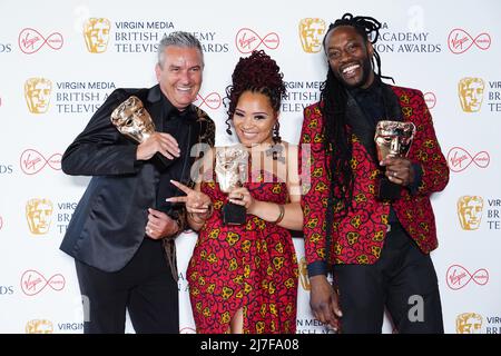 Reality & Construct Factual Award i vincitori della TV BAFTA (da sinistra a destra) Lee Riley, Mica Ven e Marcus Luther per Gogglebox ai Virgin BAFTA TV Awards 2022, presso la Royal Festival Hall di Londra. Data foto: Domenica 8 maggio 2022. Foto Stock