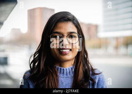 Ritratto di ragazza indiana sorridente in macchina fotografica Foto Stock