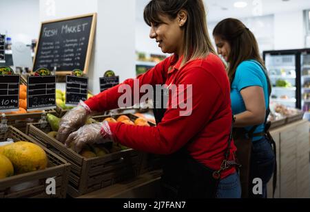 Donne felici che lavorano all'interno del supermercato Foto Stock