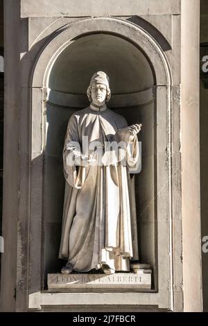 Statua di Leon Battista Alberti, Piazzale degli Uffizi, Firenze, Italia Foto Stock
