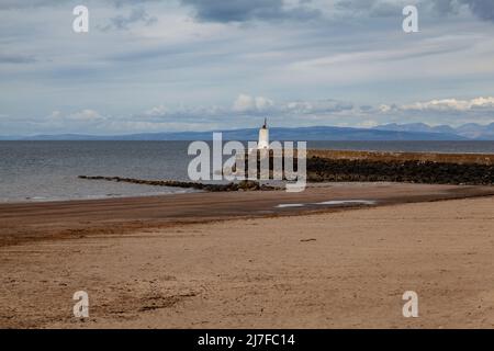 Girvan Harbour Lighthouse, Ayrshire, Scozia, Regno Unito, con l'Isola di Arran sullo sfondo Foto Stock