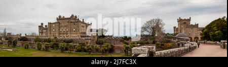 Panorama del Castello di Culzean, Maybole, Ayrshire, Scozia, incluso il viadotto entryway, progettato dall'architetto Robert Adam alla fine del 18th secolo Foto Stock