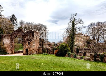 L'arco in rovina, il castello di Culzean, Maybole, Ayrshire, Scozia, Regno Unito, progettato dall'architetto Robert Adam alla fine del 18th secolo Foto Stock