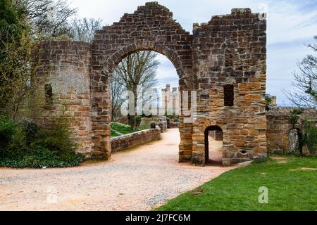 L'arco in rovina, il castello di Culzean, Maybole, Ayrshire, Scozia, Regno Unito, progettato dall'architetto Robert Adam alla fine del 18th secolo Foto Stock