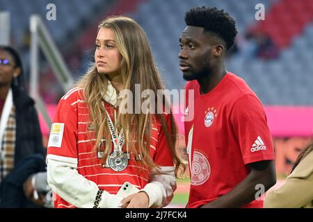 Monaco di Baviera, Germania. 08th maggio 2022. Alphonso DAVIES (FC Bayern Monaco di Baviera) con la ragazza Jordyn HUITEMA dopo la cerimonia di premiazione, calcio 1. Bundesliga stagione 2021/2022, giorno d'inizio 33, matchday33. FC Bayern Monaco-VFB Stoccarda 2-2 il 8th maggio 2022, ALLIANZARENA Monaco. Credit: dpa/Alamy Live News Foto Stock