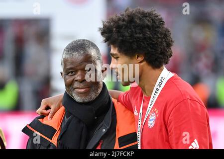 Monaco di Baviera, Germania. 08th maggio 2022. Serge GNABRY (FC Bayern Monaco di Baviera) con padre Jean Hermann GNABRY. Calcio 1st Bundesliga stagione 2021/2022, 33.matchday, matchday33. FC Bayern Monaco-VFB Stoccarda 2-2 il 8th maggio 2022, ALLIANZARENA Monaco. Credit: dpa/Alamy Live News Foto Stock