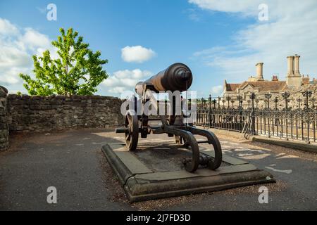 Cannone storico al castello di Rochester nel Kent, Inghilterra. Foto Stock