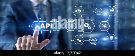 Interfaccia di programmazione delle applicazioni. Strumento di sviluppo software API. Concetto di tecnologia dell'informazione. Businessman preme l'icona di testo API su un virtuale Foto Stock