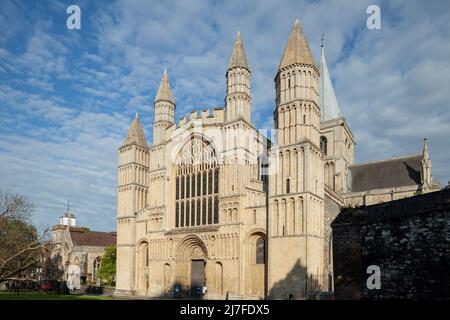 La facciata della Cattedrale di Rochester nel Kent, Inghilterra. Foto Stock