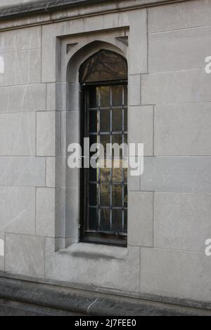 Finestre gotiche medievali con vetri su un muro di pietra. Foto Stock