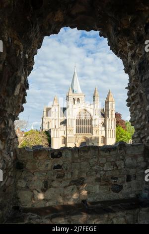 La cattedrale di Rochester vista dai giardini del castello, Kent, Inghilterra. Foto Stock