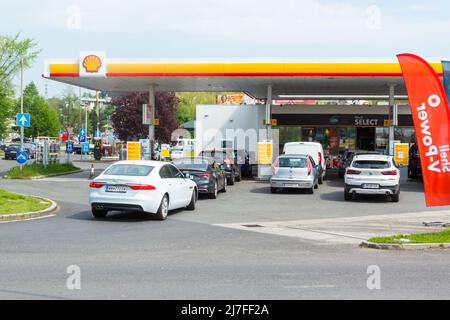 Le automobili austriache si accodano alla stazione di benzina Shell in Ungheria perché il costo del carburante è dimezzato a causa del controllo dei prezzi da parte dell'Ungheria Foto Stock