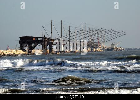 Riviera Adriatica del Veneto, spiaggia di Sottomarina. Macchine da pesca vecchie. Maltempo, tempesta di vento e tempesta di mare hanno colpito la costa. Foto Stock