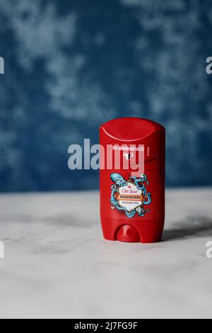 Minsk, Bielorussia, 2022 maggio - Mens bastone di deodorante fresco Old Spice krakengard. Old Spice è un marchio americano di prodotti per la cura del corpo maschile. Foto Stock