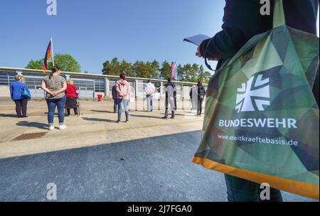 Hardheim, Germania. 09th maggio 2022. I membri della Bundeswehr e i dipendenti civili si trovano sul sito durante la riapertura cerimoniale del deposito del materiale di Hardheim. Come parte del riorientamento della Bundeswehr verso la difesa nazionale e dell'alleanza, il campo di Hardheim e il vicino deposito di munizioni di Altheim sono stati rimessi in funzione. Credit: Frank Rumpenhorst/dpa/Alamy Live News Foto Stock