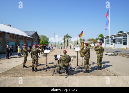 Hardheim, Germania. 09th maggio 2022. Una banda militare suona l'inno nazionale alla rimessa in servizio cerimoniale del deposito di materiale Hardheim. Come parte del riorientamento della Bundeswehr verso la difesa nazionale e dell'alleanza, il campo di Hardheim e il vicino deposito di munizioni di Altheim sono stati rimessi in funzione. Credit: Frank Rumpenhorst/dpa/Alamy Live News Foto Stock