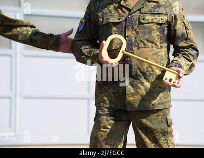 Hardheim, Germania. 09th maggio 2022. Il tenente colonnello Stephan Euler è simbolicamente passato la chiave alla rimessa in servizio cerimoniale del deposito di materiale di Hardheim. Come parte del riorientamento della Bundeswehr alla difesa nazionale e alleata, il deposito di Hardheim e il vicino deposito di munizioni di Altheim sono stati rimessi in funzione. Credit: Frank Rumpenhorst/dpa/Alamy Live News Foto Stock