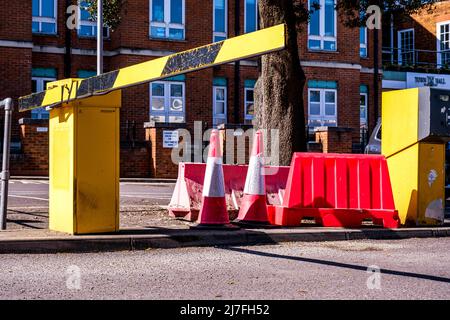 Epsom Surrey, Londra, 08 2022 maggio, barriera di uscita del parcheggio pubblico giallo e coni stradali senza persone o automobili Foto Stock