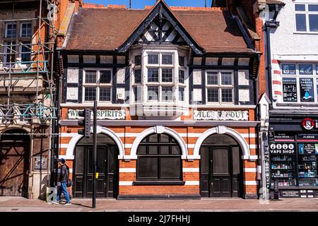 Epsom Surrey, Londra, 08 2022 maggio, vuoto chiuso High Street Pub o Inn Hospitality Economic Crisis Foto Stock