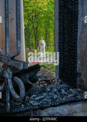 Regione di Kharkiv, Skovorodinovka, Skovorodinivka, Ucraina - 05.07.2022: Edificio bruciato del Museo Skovoroda fuoco risultato di attacco missilistico bombardamento Foto Stock