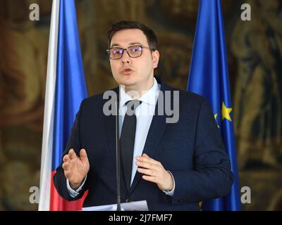 Praga, Repubblica Ceca. 09th maggio 2022. Il 9 maggio 2022 il ministro degli Affari esteri ceco Jan Lipavsky (Pirati) ha partecipato alla conferenza stampa sull'incontro con i rappresentanti delle ONG ceche sul sostegno agli attivisti perseguitati e ai giornalisti indipendenti provenienti dalla Russia e dalla Bielorussia, a Praga, Repubblica Ceca. Credit: Katerina Sulova/CTK Photo/Alamy Live News Foto Stock