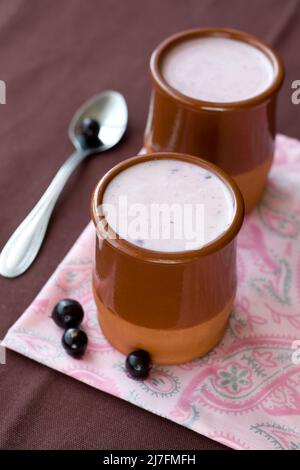 Yogurt fatto in casa con frutti di bosco in una ciotola di ceramica Foto Stock