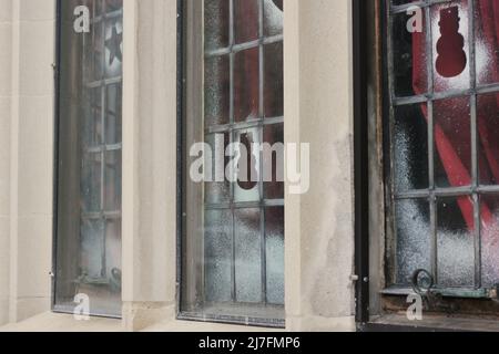 Finestre gotiche medievali con vetri su un muro di pietra. Foto Stock