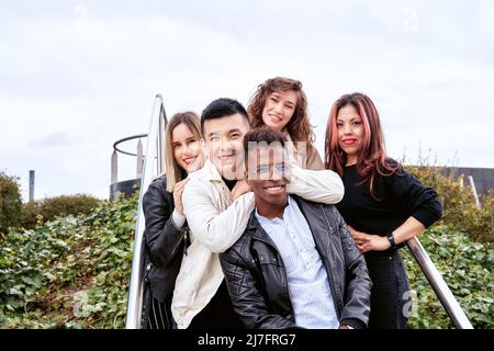 Gioventù multirazziale divertirsi in un parco. Gruppo di amici di varie etnie. Foto di alta qualità Foto Stock