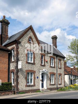 Targa blu di Alton Heritage a 100 High Street, Alton, Hampshire, Inghilterra, Regno Unito Foto Stock