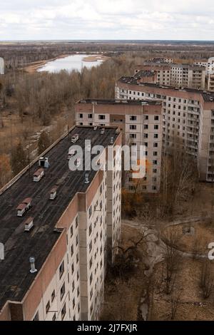 Vista dal tetto di 16-storied appartamento casa nella città di Pripyat, Chernobyl Nuclear Power zone di Alienation, Ucraina Foto Stock