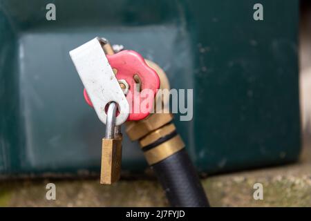 Lucchetto su un serbatoio diesel di un'azienda agricola per la sicurezza. North Yorkshire, Regno Unito Foto Stock