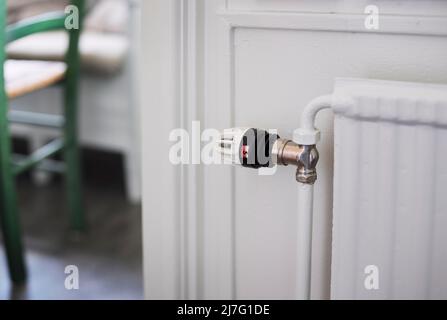 Primo piano del radiatore con termostato Foto Stock