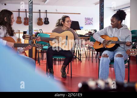 Adolescenti che frequentano una lezione di chitarra Foto Stock