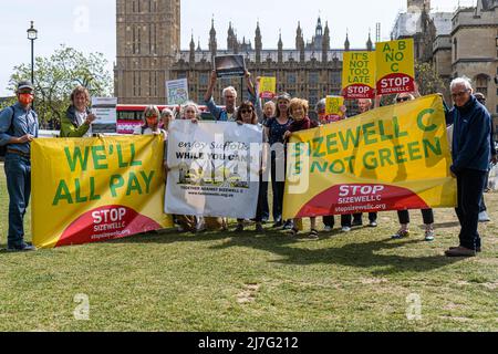 Londra UK, 9 maggio 2022. Un gruppo di manifestanti della campagna di Stop Sizewell C in Parlamento si oppone alla proposta del governo di consentire a EDF di costruire due nuovi reattori nucleari a Sizewell, nella parte orientale del Suffolk, che secondo loro avranno un impatto ambientale devastante. Credit. amer Ghazzal/Alamy Live News Foto Stock