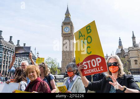 Londra UK, 9 maggio 2022. Un gruppo di manifestanti della campagna di Stop Sizewell C in Parlamento si oppone alla proposta del governo di consentire a EDF di costruire due nuovi reattori nucleari a Sizewell, nella parte orientale del Suffolk, che secondo loro avranno un impatto ambientale devastante. Credit. amer Ghazzal/Alamy Live News Foto Stock