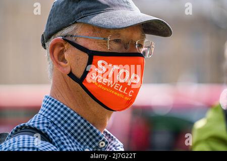 Londra UK, 9 maggio 2022. Un gruppo di manifestanti della campagna di Stop Sizewell C in Parlamento si oppone alla proposta del governo di consentire a EDF di costruire due nuovi reattori nucleari a Sizewell, nella parte orientale del Suffolk, che secondo loro avranno un impatto ambientale devastante. Credit. amer Ghazzal/Alamy Live News Foto Stock