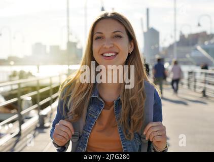 Bella ragazza di scambio scuola eccitata che visita la città degli Stati Uniti nell'ambito del programma di scambio Foto Stock