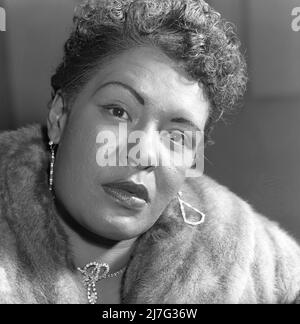 Billie Holiday. Cantante jazz e swing americano, soprannominato Lady Day. Nato il 7 1915 aprile - morto il 17 1959 luglio. Nella foto durante lo spettacolo a Stoccolma nel settembre 11 1954. Rif 2599 Foto Stock