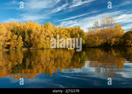 Kayak e riflessi autunnali a Wairepo Arm, nei pressi di Twizel, Mackenzie District, North Otago, South Island, Nuova Zelanda (modello rilasciato) Foto Stock