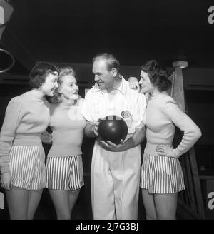 Bowling nel 1950s. Un uomo con tre giovani donne in una pista da bowling, sono vestiti con gonne a righe corte e jumper. Le tre ragazze sono tutte attrici teatrali: Ingrid Björk, UllaCarin Rydén e Brita Ulfberg. Gli spettacoli di Ewert Ekström li insegnano a giocare a bowling. Era un giocatore professionista di bowler nel 1930s ed è a questo tempo un istruttore ed un proprietario del randello di bowling. 1950. Svezia Kristoffersson Ref AY36-3 Foto Stock