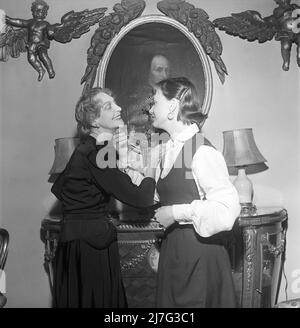 Lancio dei titoli nel 1950s. L'attrice svedese Anita Björk a destra con la sig.ra Wingård visto eseguire un brindisi dove le loro braccia sono attraversate quando beve, il che significa che ora sono sulla base del nome, non più sconosciuti e l'etiquette di addessarsi l'un l'altro con i loro cognomi non è più neccesario. Foto scattata a Parigi 1951 quando il film Mademoiselle Julie sta avendo la sua prima apertura a le Vendome giugno 28 1951. Anita Björk è uno degli attori del film. Kristoffersson Ref BD23-5 Foto Stock