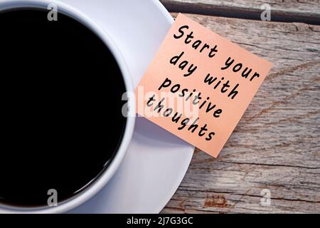 Citazione motivante e motivante sulle note con la tazza di caffè Foto Stock