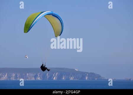 Parapendio a Barton on on Sea Hampshire UK Maggio 2022 Foto Stock