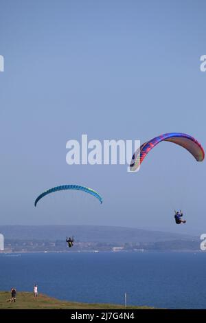 Parapendio a Barton on on Sea Hampshire UK Maggio 2022 Foto Stock