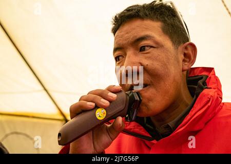 (220509) -- MOUNT QOMOLANGMA BASE CAMP, 9 maggio 2022 (Xinhua) -- Dechen Ngodrup rasa al Mount Qomolangma base Camp il 7 maggio 2022. Mercoledì 13 membri di una squadra di spedizione cinese hanno raggiunto la cima della vetta più alta del mondo ad un'altezza di 8.848,86 metri. La squadra istituì una stazione di monitoraggio meteorologico automatico ad un'altitudine di 8.830 metri, la più alta del mondo nel suo genere. Hanno inoltre misurato lo spessore di ghiaccio e neve utilizzando radar ad alta precisione e raccolto campioni per ulteriori ricerche in cima. Dechen Ngodrup, capo della squadra che aveva raggiunto la cima o Foto Stock