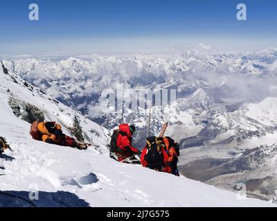 (220509) -- MOUNT QOMOLANGMA BASE CAMP, 9 maggio 2022 (Xinhua) -- i membri di un team di spedizione cinese hanno creato una stazione di monitoraggio meteorologico automatico sul Monte Qomolangma il 4 maggio 2022. Mercoledì 13 membri di una squadra di spedizione cinese hanno raggiunto la cima della vetta più alta del mondo ad un'altezza di 8.848,86 metri. La squadra istituì una stazione di monitoraggio meteorologico automatico ad un'altitudine di 8.830 metri, la più alta del mondo nel suo genere. Hanno inoltre misurato lo spessore di ghiaccio e neve utilizzando radar ad alta precisione e raccolto campioni per ulteriori ricerche in cima. Dechen Foto Stock