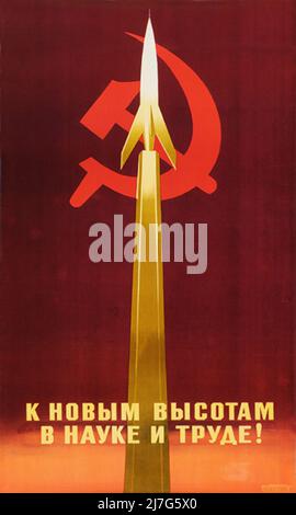 Poster di Propaganda sovietica vintage 1950s - a New Heights in Science and Labor. Un razzo giallo stilizzato sopra il martello sovietico e falce in rosso Foto Stock